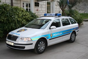 Slika PU_I/policijski auto 2.jpg